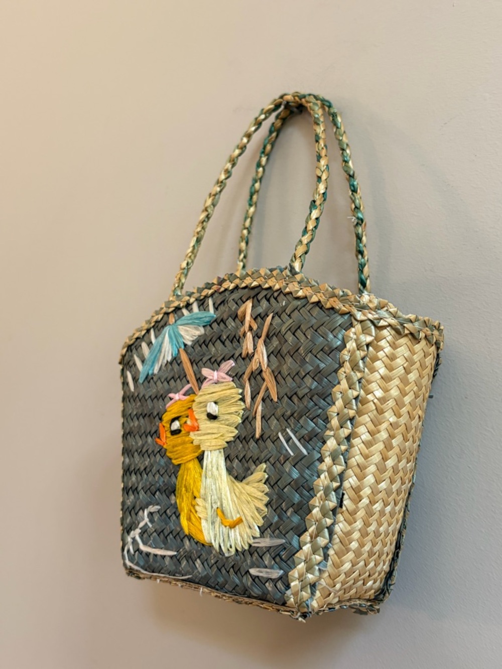 Vintage 1960s / 1970s Woven Straw Raffia Duckling Ducks with Umbrella Mini Purse - Picture 3 of 11